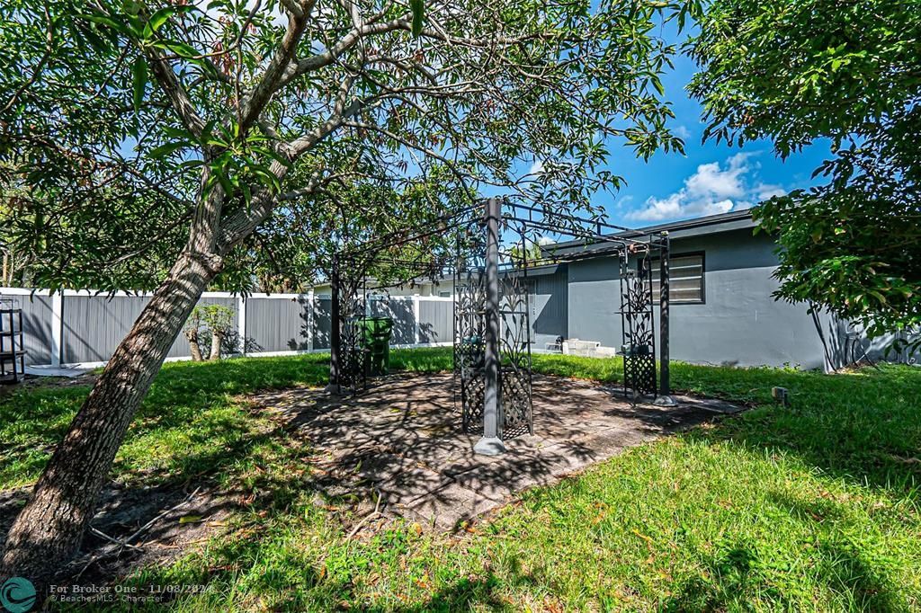 For Sale: $595,000 (3 beds, 2 baths, 1427 Square Feet)