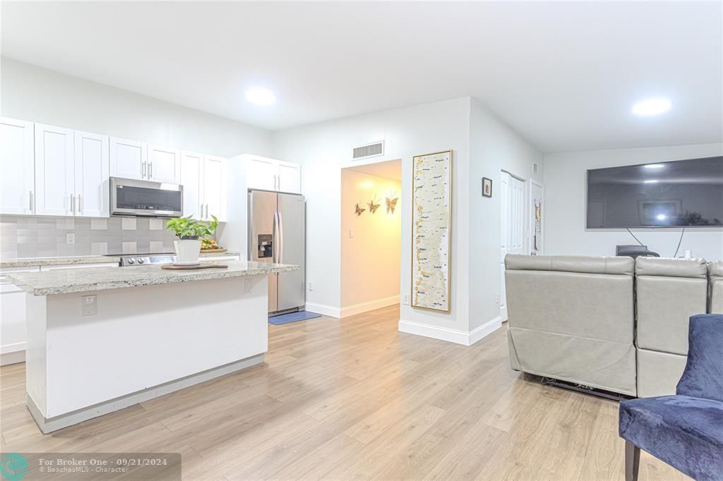 For Sale: $185,000 (2 beds, 2 baths, 827 Square Feet)