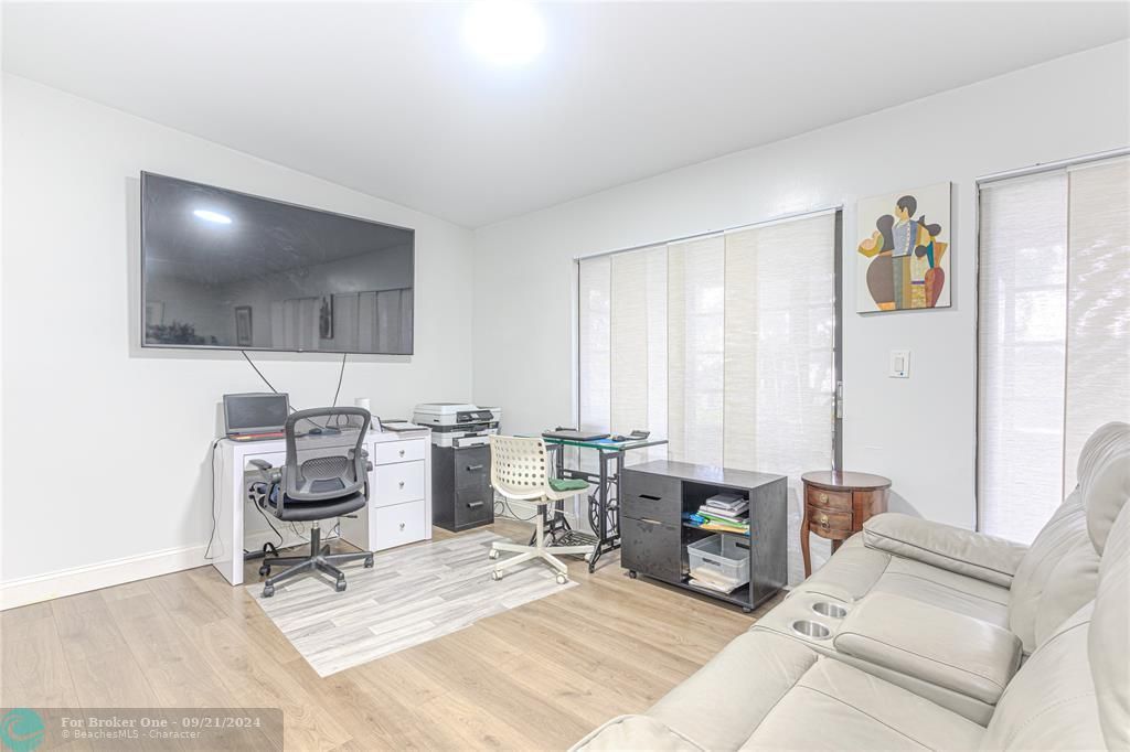 For Sale: $185,000 (2 beds, 2 baths, 827 Square Feet)