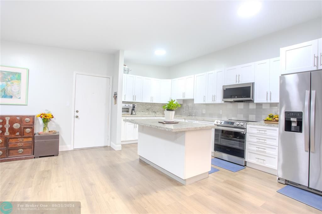 For Sale: $185,000 (2 beds, 2 baths, 827 Square Feet)