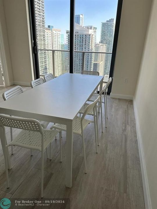 For Rent: $4,400 (1 beds, 2 baths, 826 Square Feet)