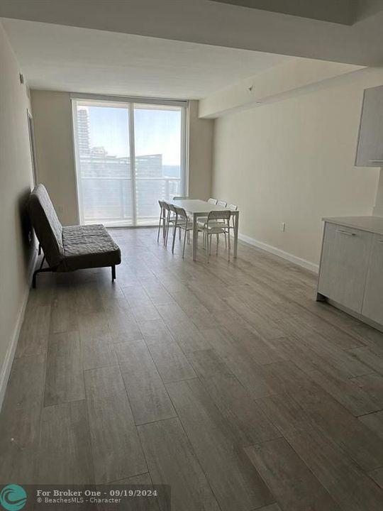 For Rent: $4,400 (1 beds, 2 baths, 826 Square Feet)