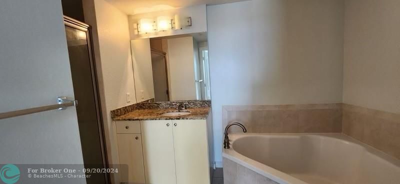 For Rent: $2,650 (2 beds, 2 baths, 1036 Square Feet)