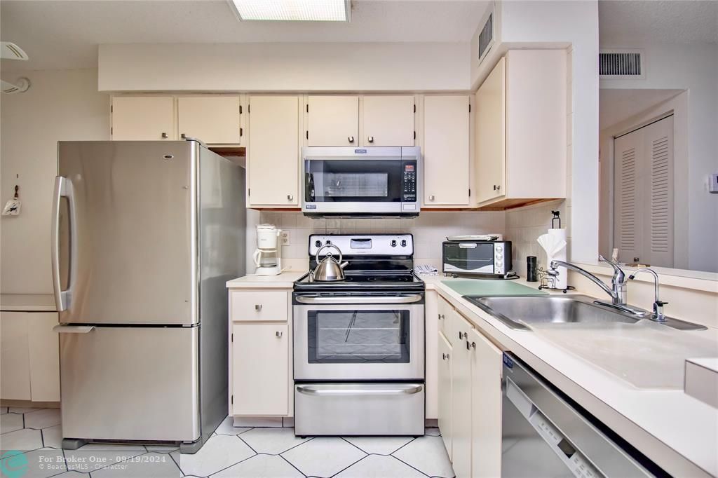 For Rent: $3,000 (2 beds, 2 baths, 1103 Square Feet)