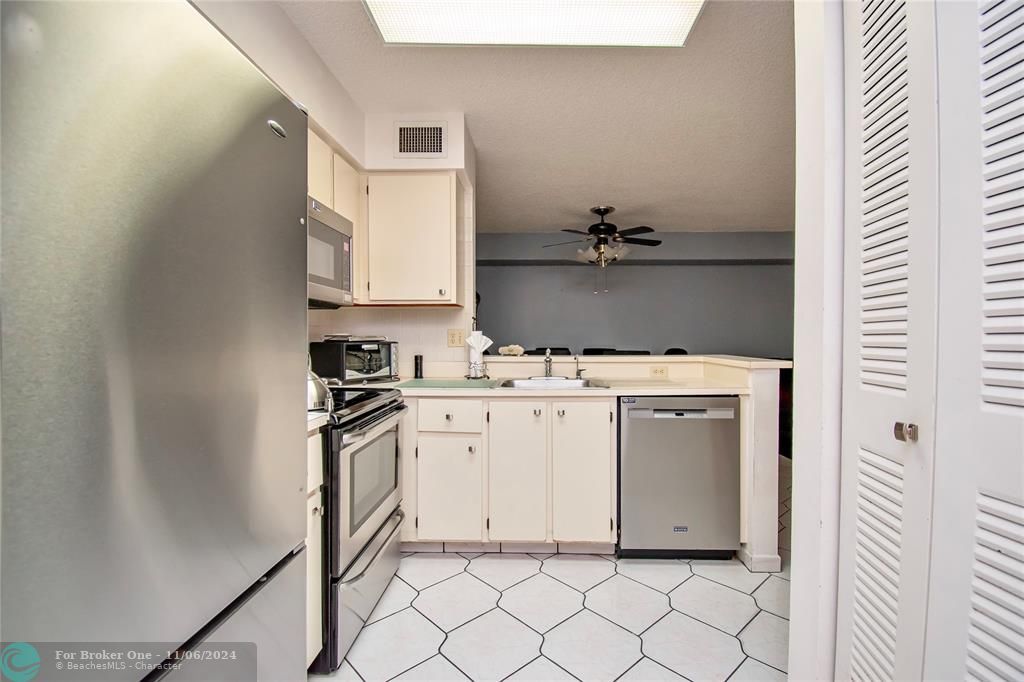 For Rent: $3,000 (2 beds, 2 baths, 1103 Square Feet)