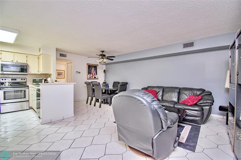 For Rent: $3,000 (2 beds, 2 baths, 1103 Square Feet)