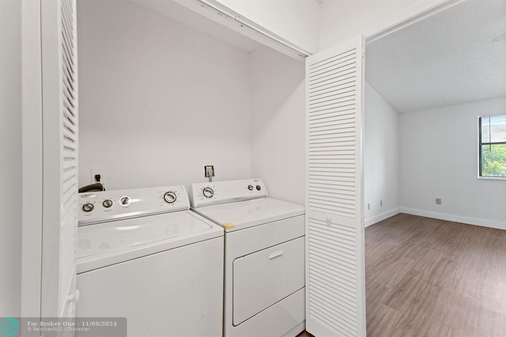 Active With Contract: $340,000 (2 beds, 2 baths, 1468 Square Feet)