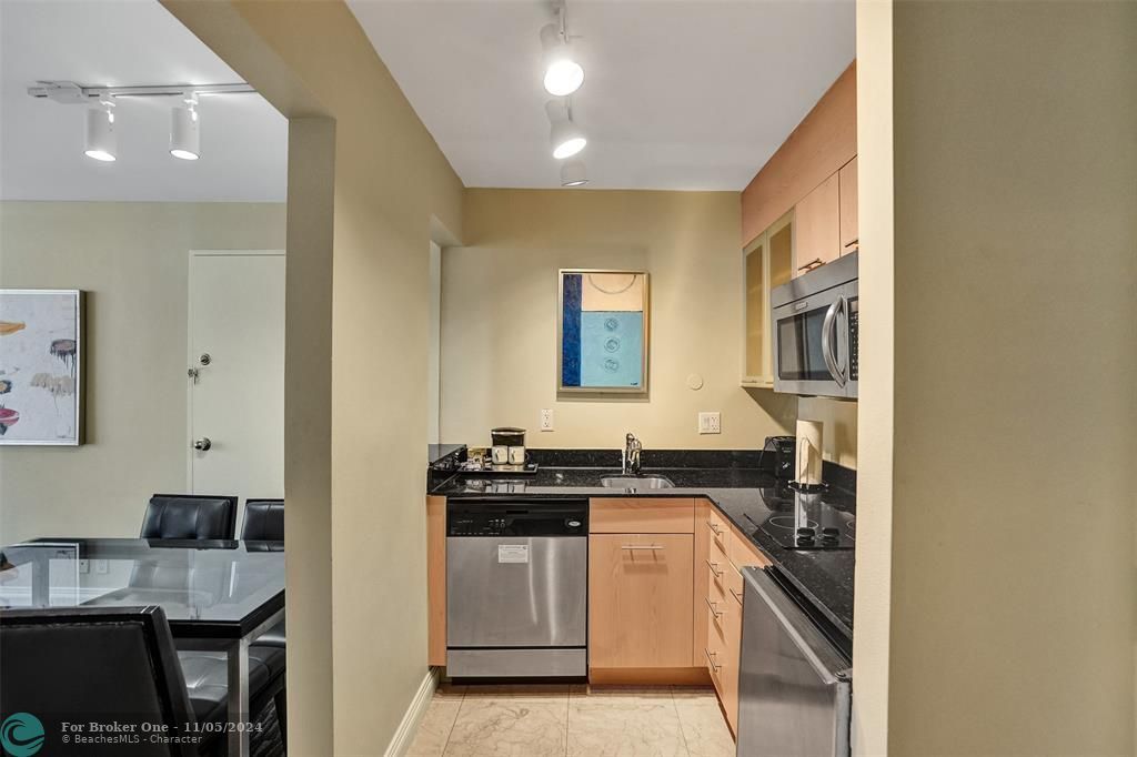 For Sale: $199,900 (1 beds, 1 baths, 548 Square Feet)