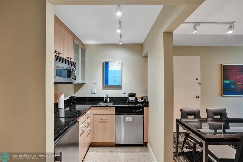 For Sale: $219,000 (1 beds, 1 baths, 554 Square Feet)