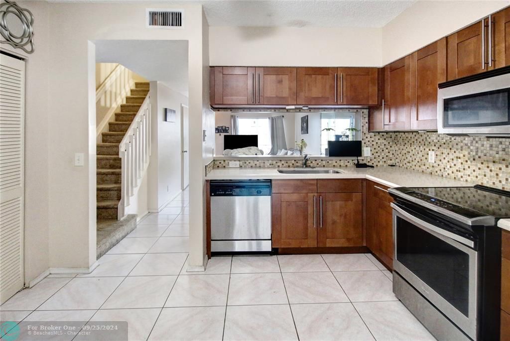 For Sale: $339,900 (2 beds, 2 baths, 1110 Square Feet)