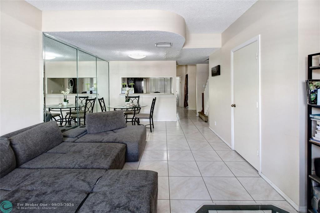 For Sale: $339,900 (2 beds, 2 baths, 1110 Square Feet)