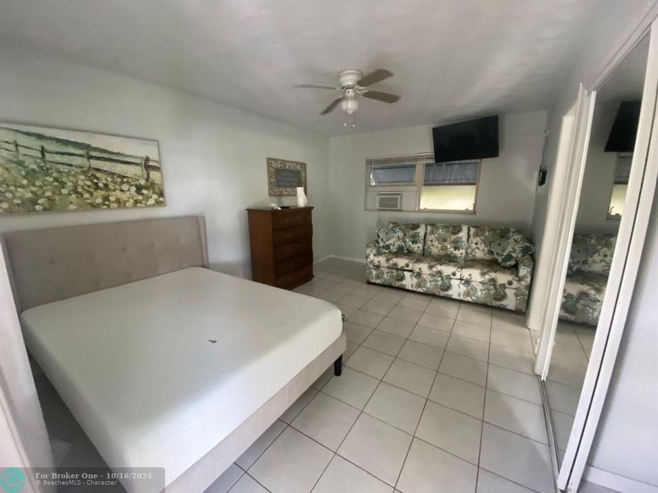 For Sale: $1,250 (1 beds, 1 baths, 650 Square Feet)