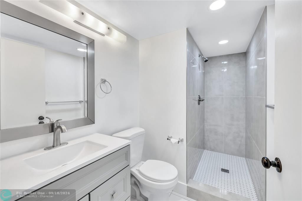 For Rent: $2,290 (2 beds, 2 baths, 979 Square Feet)