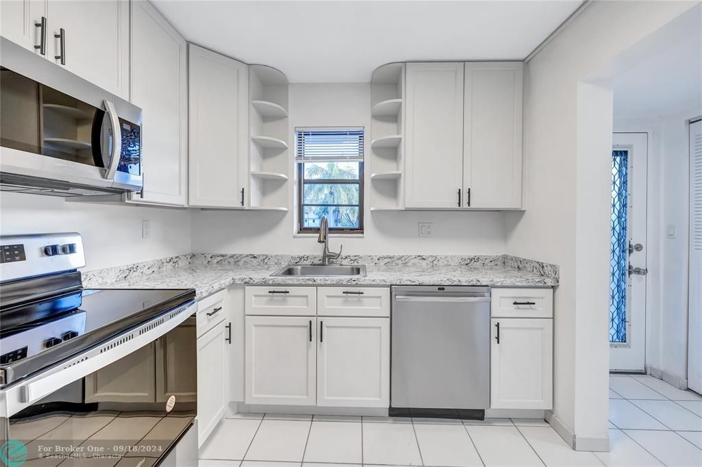 For Rent: $2,290 (2 beds, 2 baths, 979 Square Feet)