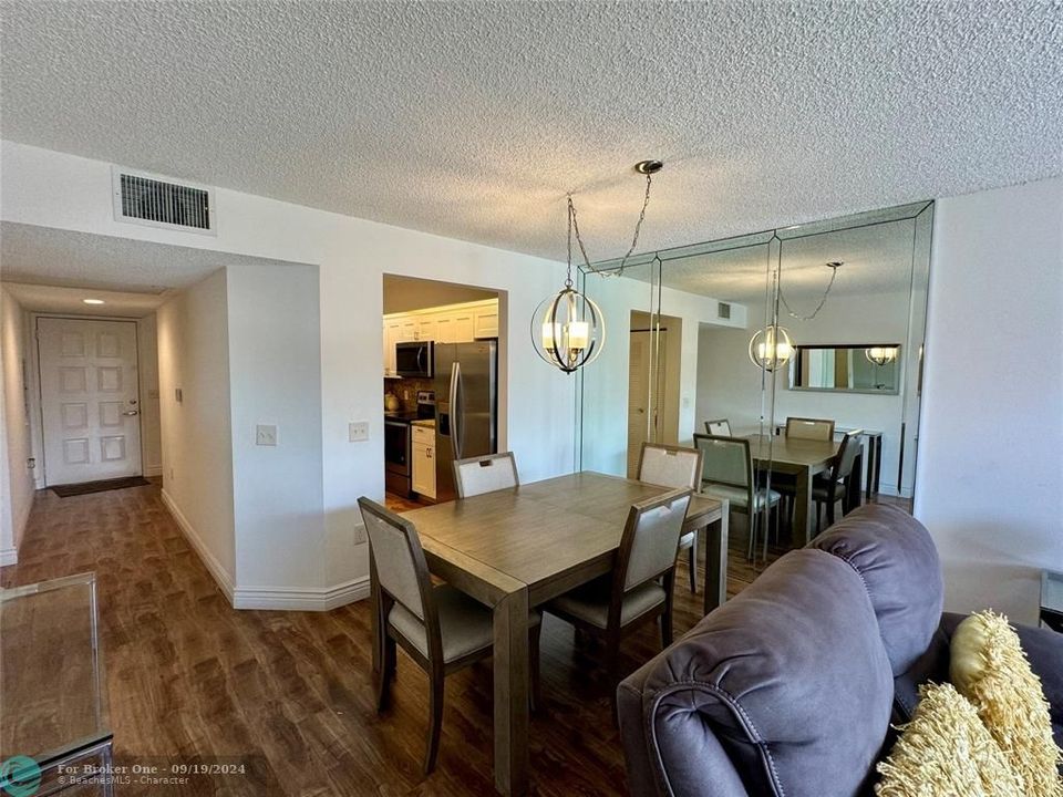 For Sale: $287,000 (2 beds, 2 baths, 1137 Square Feet)