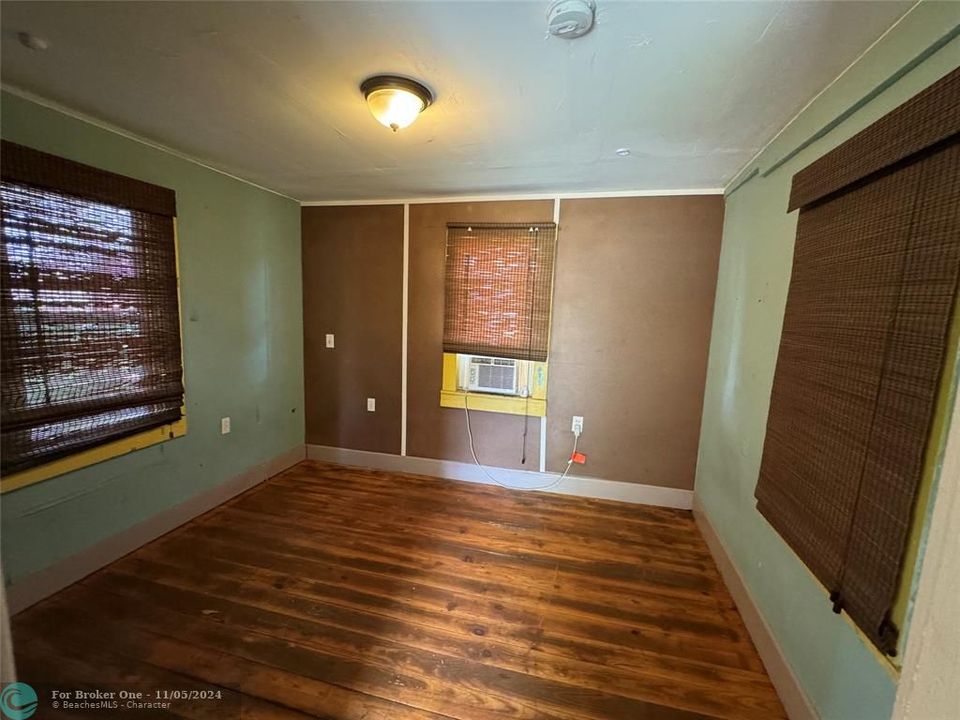 For Sale: $249,500 (1 beds, 1 baths, 1034 Square Feet)