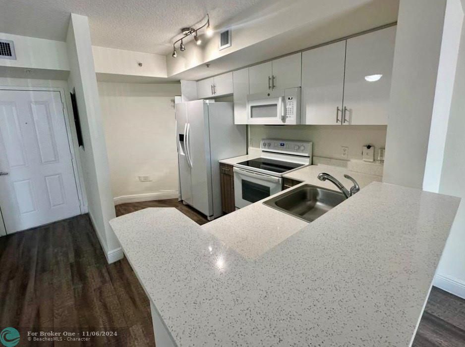 For Rent: $2,100 (1 beds, 1 baths, 754 Square Feet)