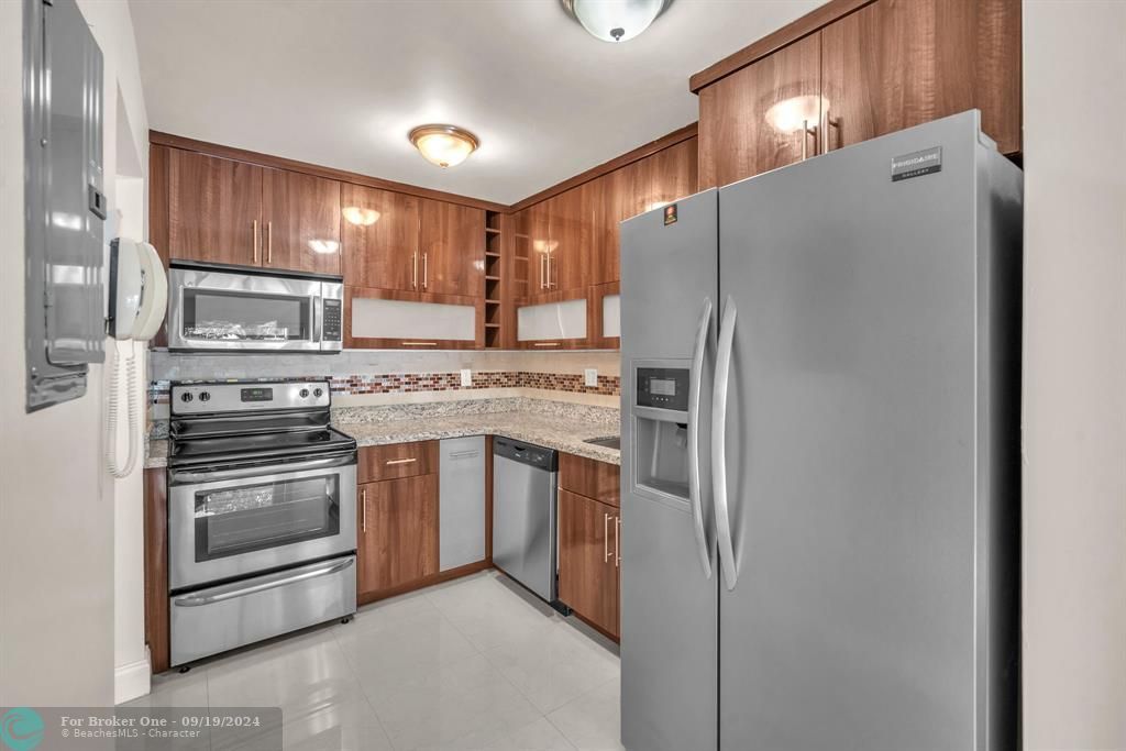 For Sale: $249,000 (1 beds, 1 baths, 820 Square Feet)