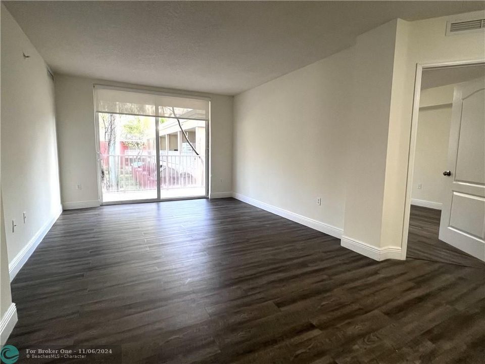 For Rent: $2,650 (2 beds, 2 baths, 974 Square Feet)