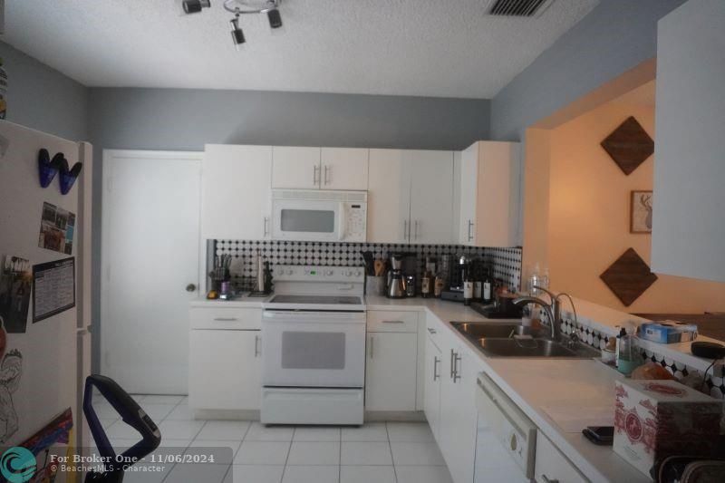 For Rent: $2,700 (2 beds, 2 baths, 1381 Square Feet)