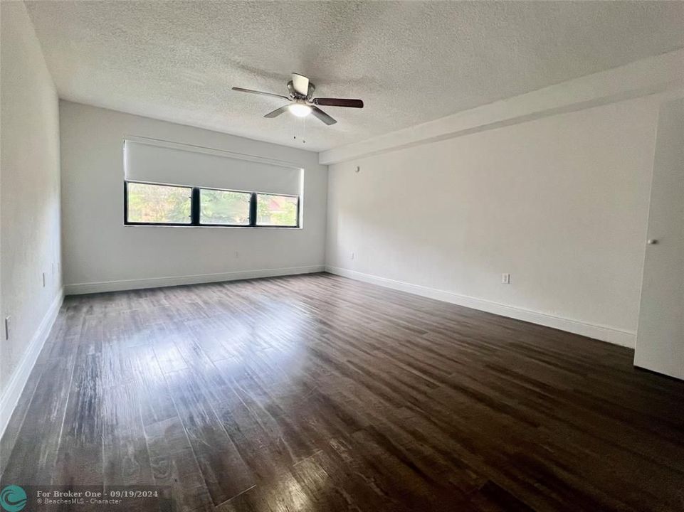 For Rent: $2,043 (1 beds, 1 baths, 1000 Square Feet)