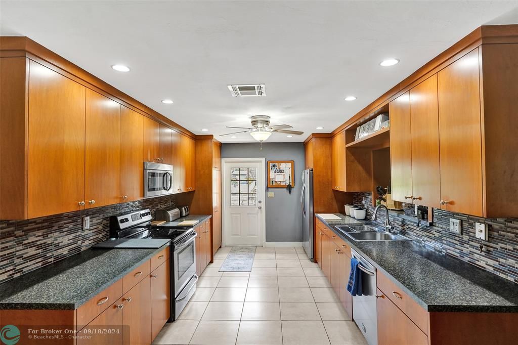 For Sale: $550,000 (4 beds, 2 baths, 1936 Square Feet)