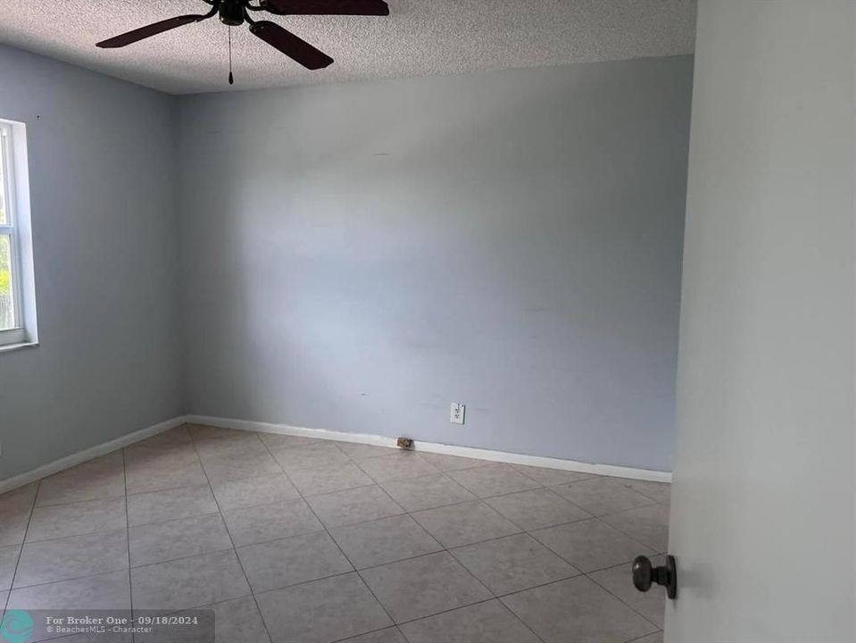 For Rent: $2,400 (2 beds, 1 baths, 920 Square Feet)