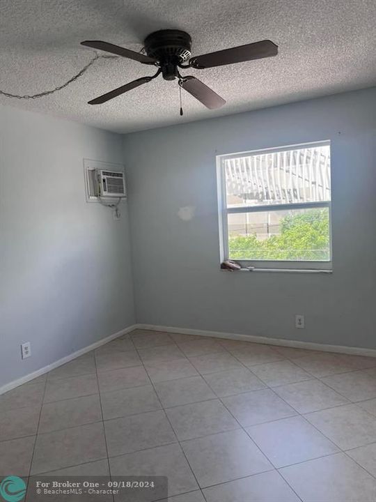 For Rent: $2,400 (2 beds, 1 baths, 920 Square Feet)