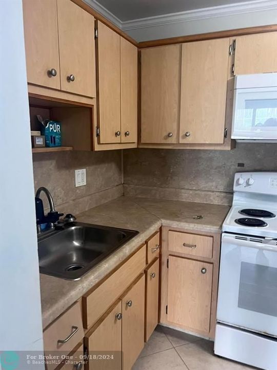 For Rent: $2,400 (2 beds, 1 baths, 920 Square Feet)