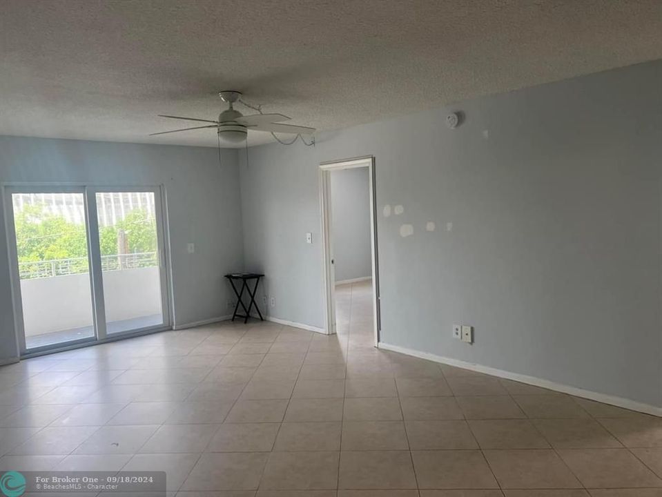 For Rent: $2,400 (2 beds, 1 baths, 920 Square Feet)