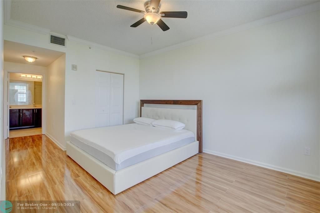 For Sale: $425,000 (2 beds, 2 baths, 1240 Square Feet)