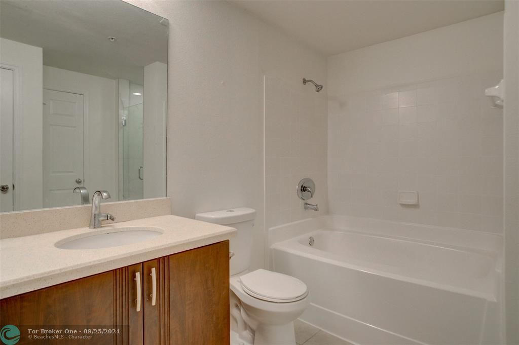 For Sale: $425,000 (2 beds, 2 baths, 1240 Square Feet)