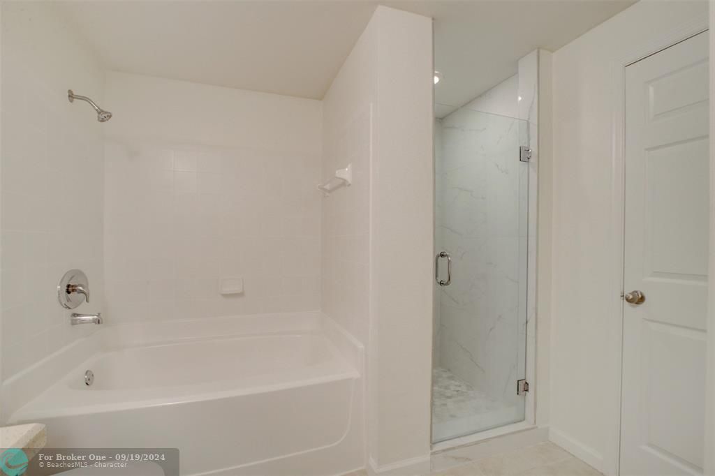 For Sale: $425,000 (2 beds, 2 baths, 1240 Square Feet)