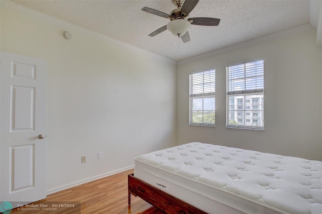 For Sale: $425,000 (2 beds, 2 baths, 1240 Square Feet)