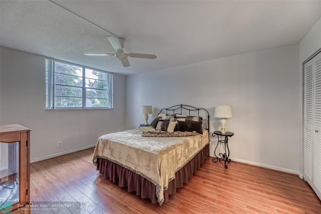 For Sale: $99,000 (1 beds, 1 baths, 720 Square Feet)