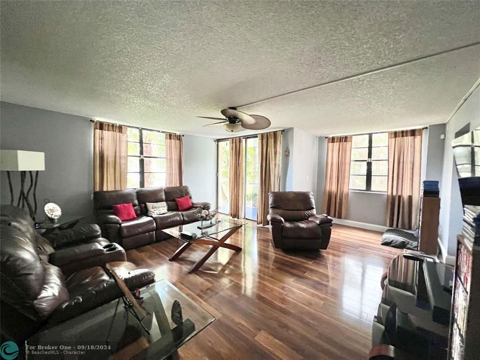 For Sale: $204,900 (2 beds, 2 baths, 1030 Square Feet)