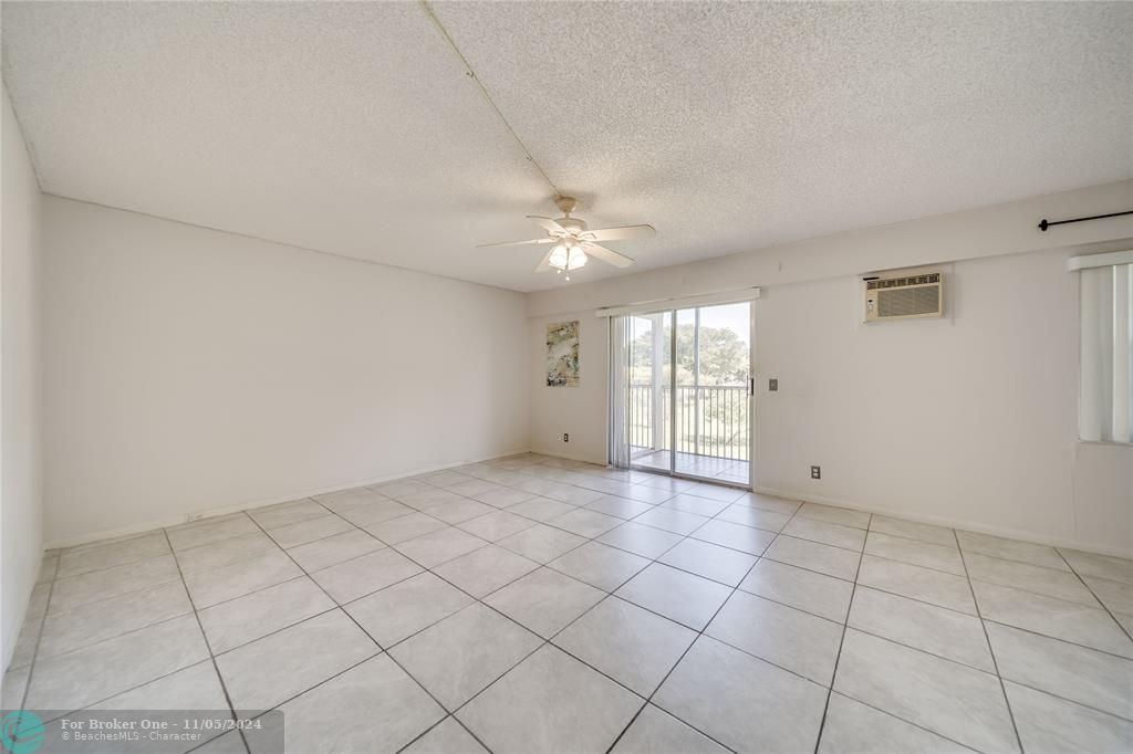 For Sale: $130,000 (1 beds, 1 baths, 957 Square Feet)