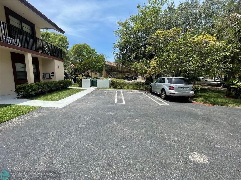 Active With Contract: $2,000 (2 beds, 2 baths, 980 Square Feet)