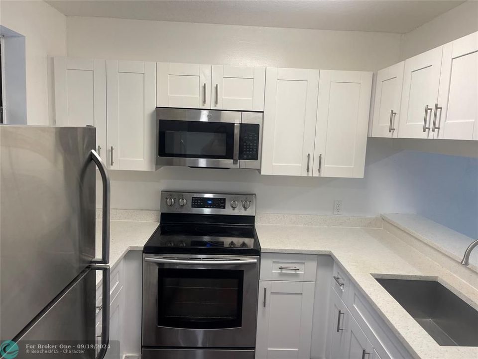 Active With Contract: $2,000 (2 beds, 2 baths, 980 Square Feet)