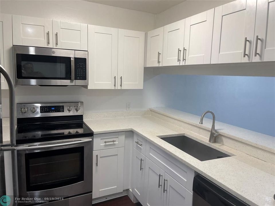 Active With Contract: $2,000 (2 beds, 2 baths, 980 Square Feet)