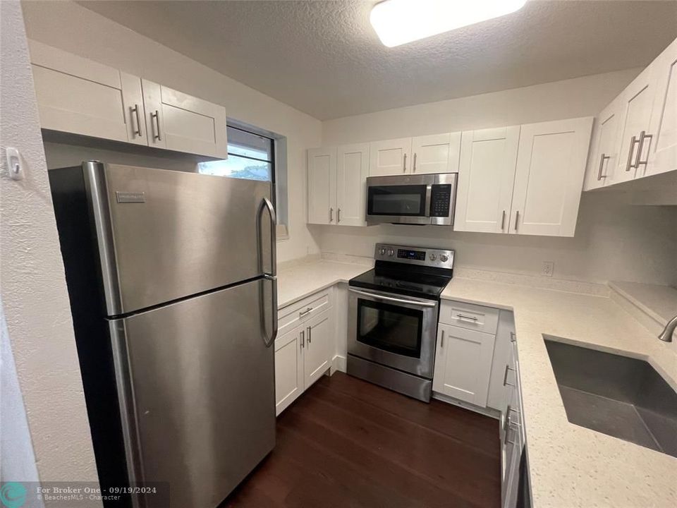 Active With Contract: $2,000 (2 beds, 2 baths, 980 Square Feet)