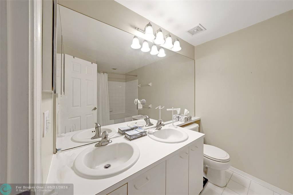 For Sale: $335,000 (2 beds, 1 baths, 1110 Square Feet)