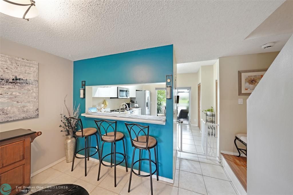 For Sale: $335,000 (2 beds, 1 baths, 1110 Square Feet)