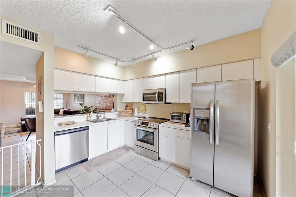 For Sale: $335,000 (2 beds, 1 baths, 1110 Square Feet)