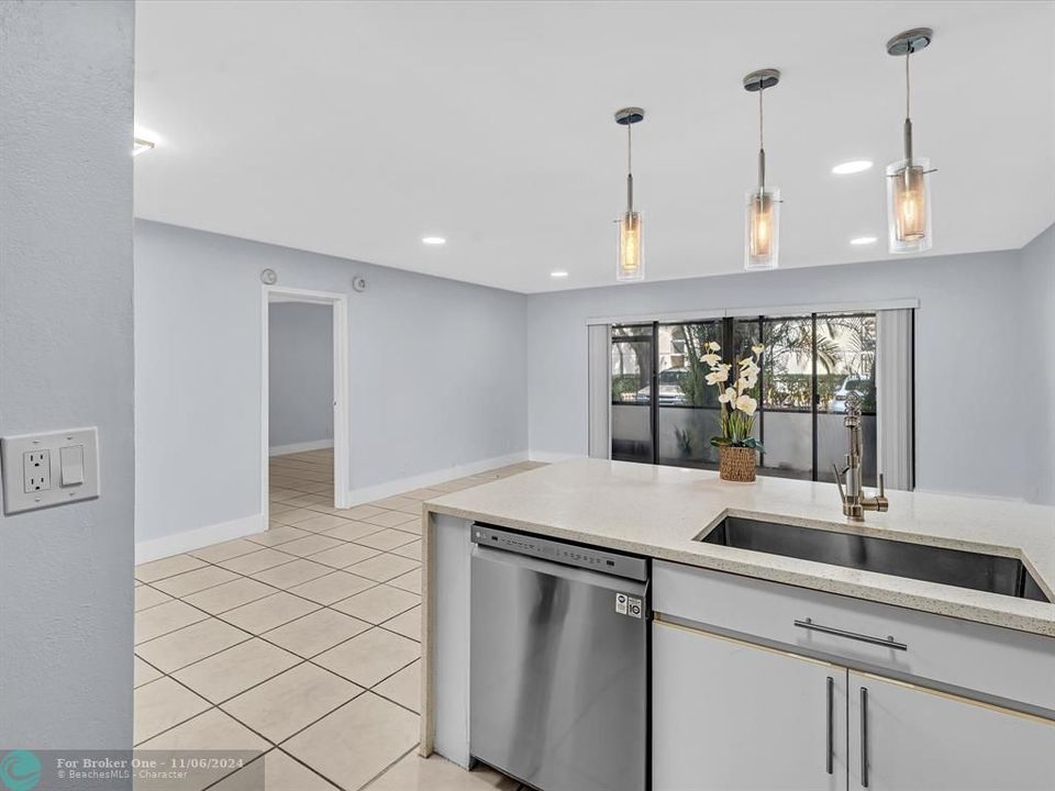 Active With Contract: $2,250 (2 beds, 2 baths, 1395 Square Feet)