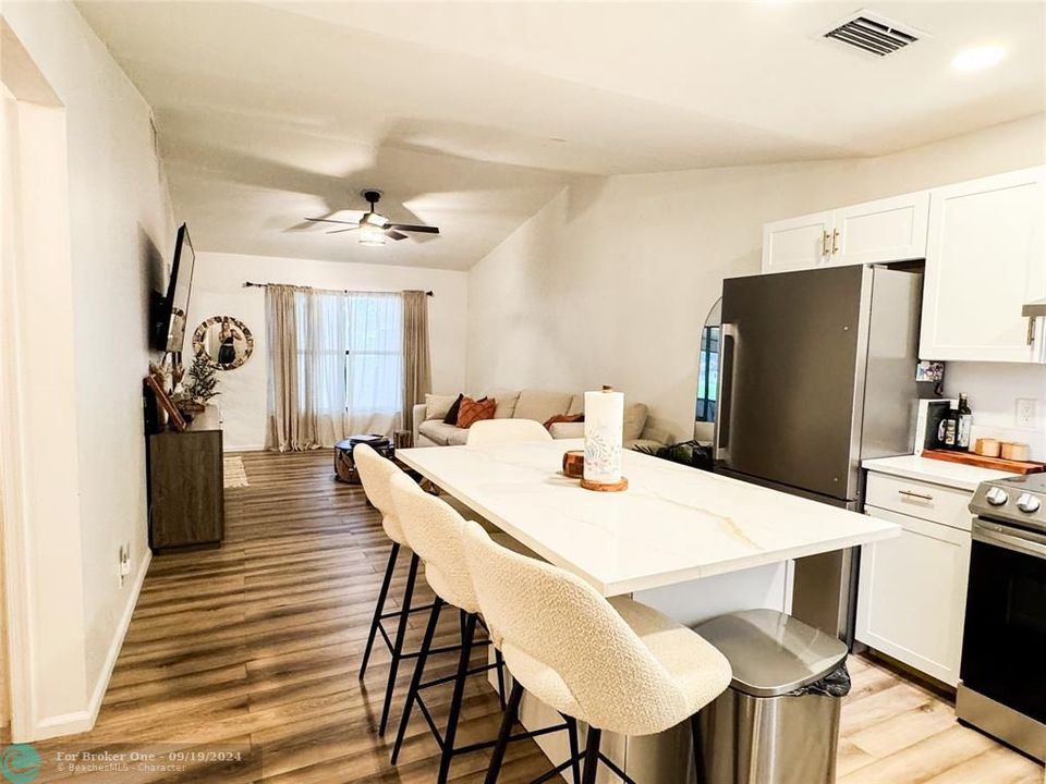 For Sale: $285,000 (2 beds, 2 baths, 998 Square Feet)