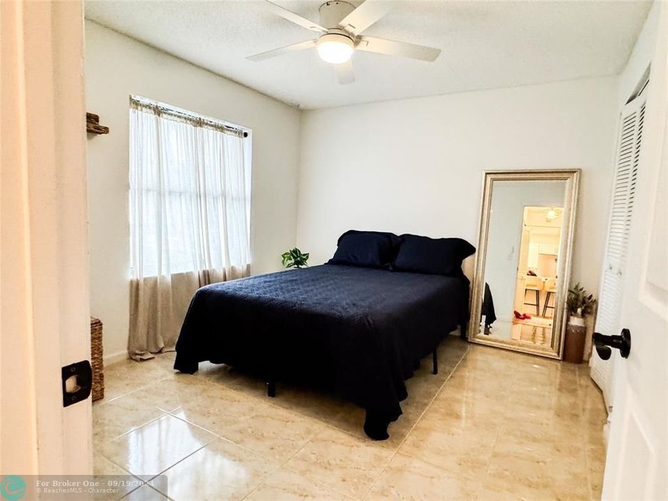 For Sale: $285,000 (2 beds, 2 baths, 998 Square Feet)