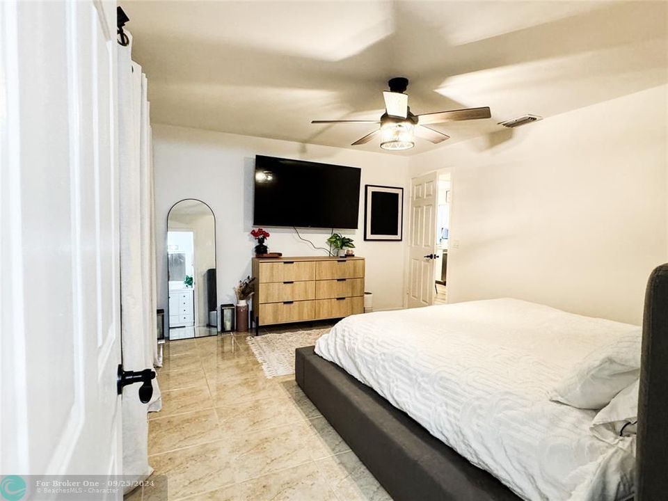 For Sale: $285,000 (2 beds, 2 baths, 998 Square Feet)