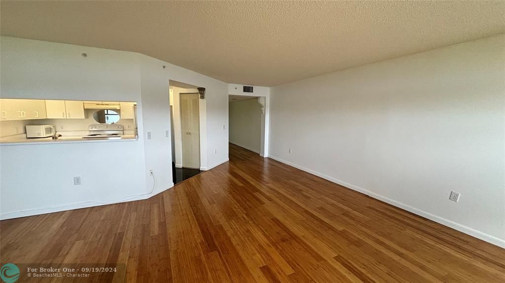 For Rent: $1,850 (1 beds, 1 baths, 1056 Square Feet)