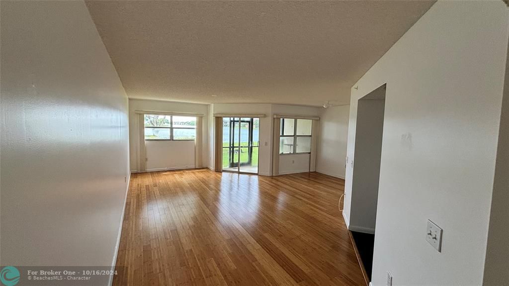 For Rent: $1,850 (1 beds, 1 baths, 1056 Square Feet)